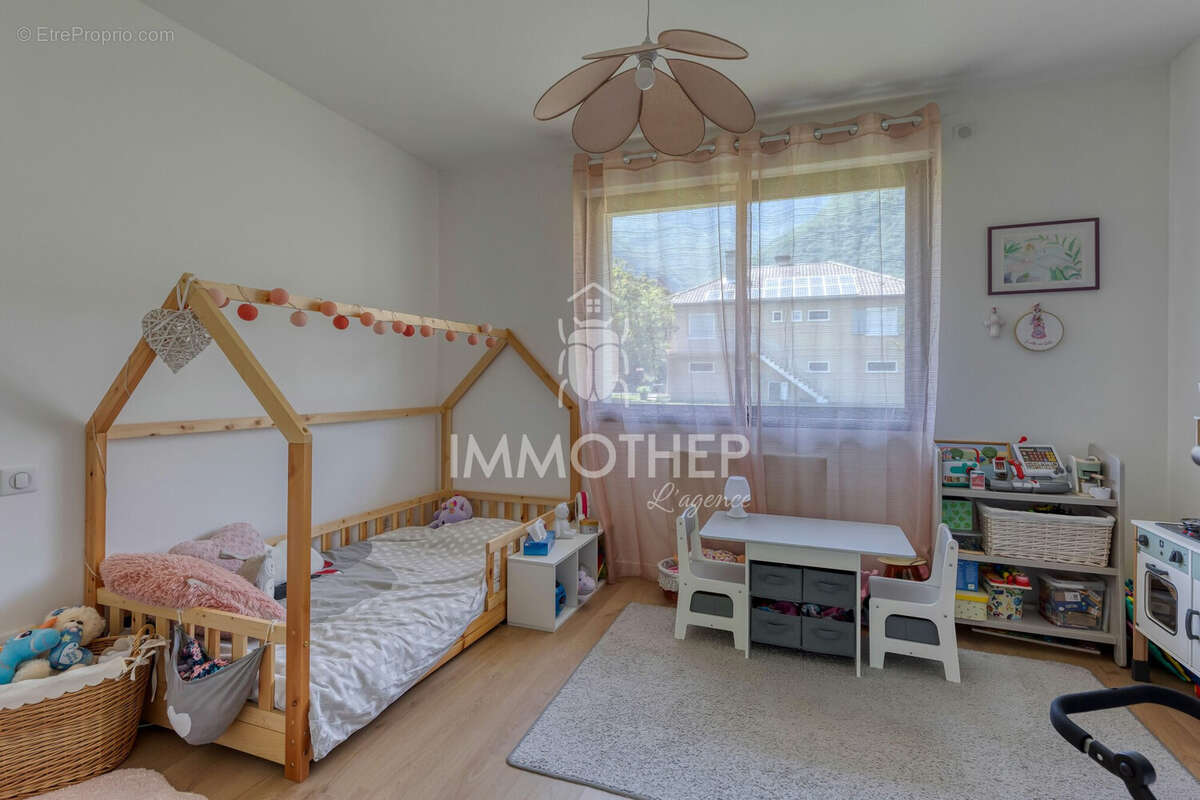 Chambre Fille - Maison à SAINT-VINCENT-DE-MERCUZE
