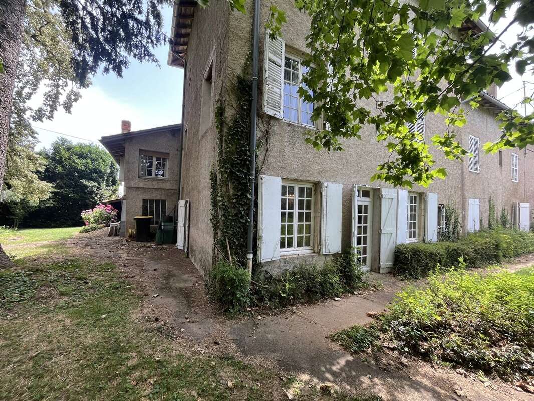 Maison 330 m² à Chaneins  - photo 2