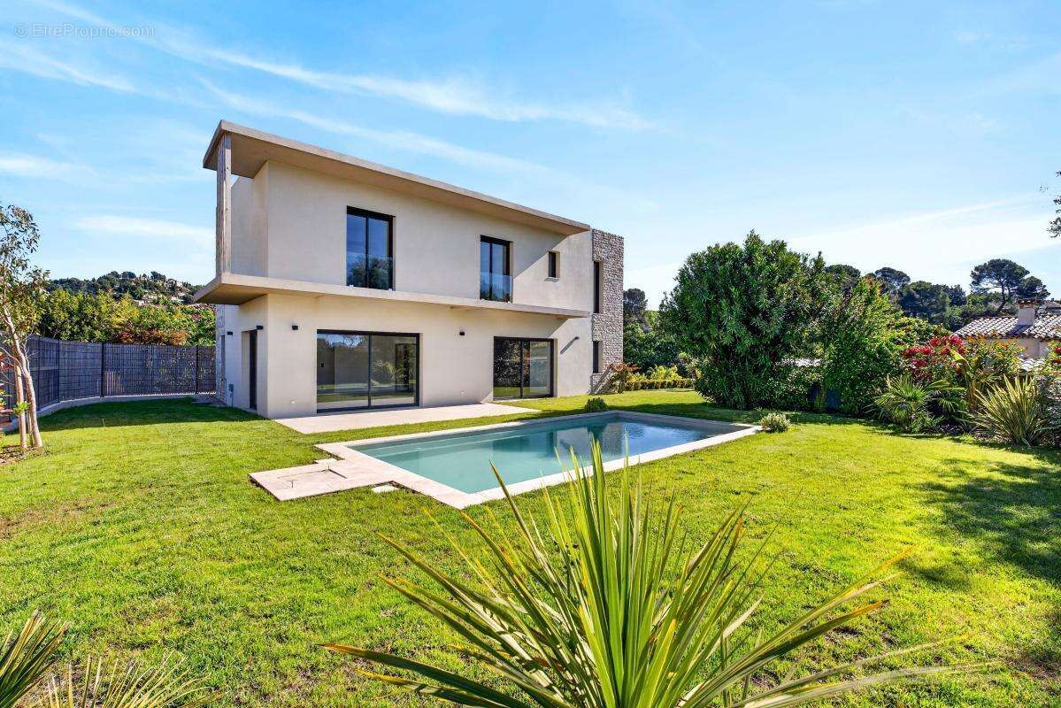 MOUGINS INTERNATIONAL : Villa Neuve avec Ascenseur en Domaine Privé - photo 2