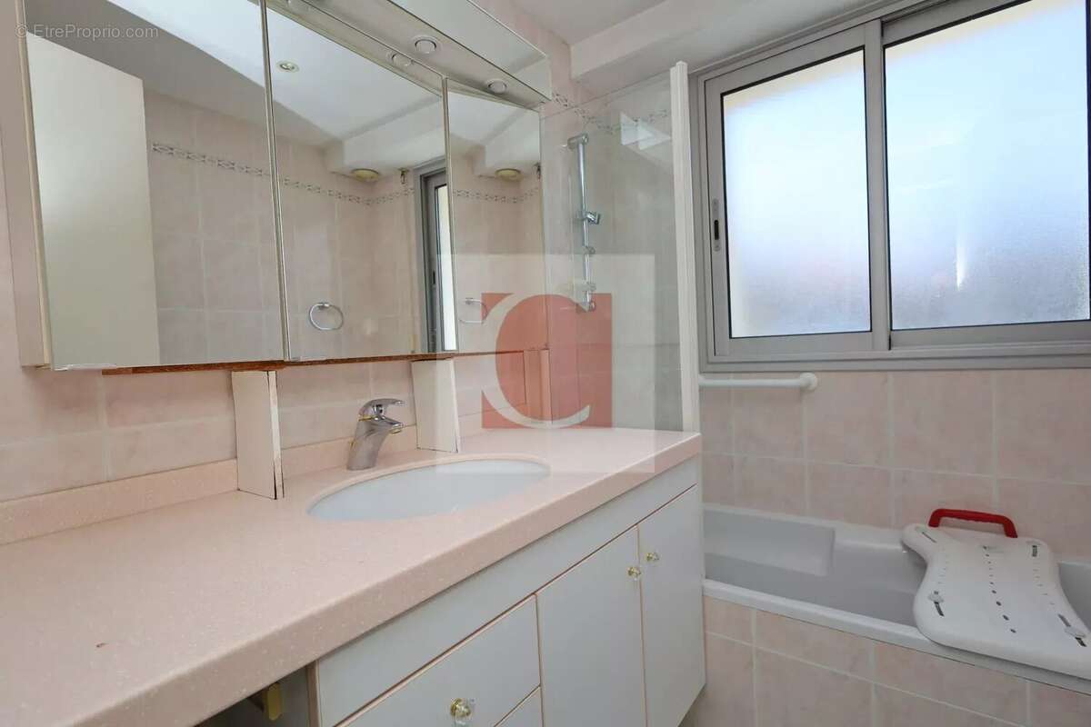 CANNES CARNOT -3 pièces traversant avec terrasse plein SUD,  box et cave – box supplémentaire en sus - photo 6