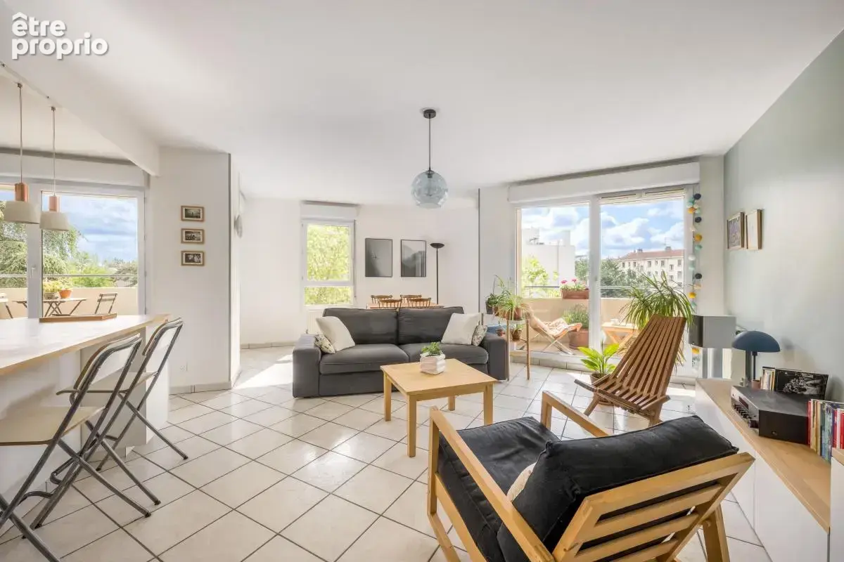 Villeurbanne Place Ronde - Grand T4 de 94m² avec double balcon et vue dégagée - photo 4