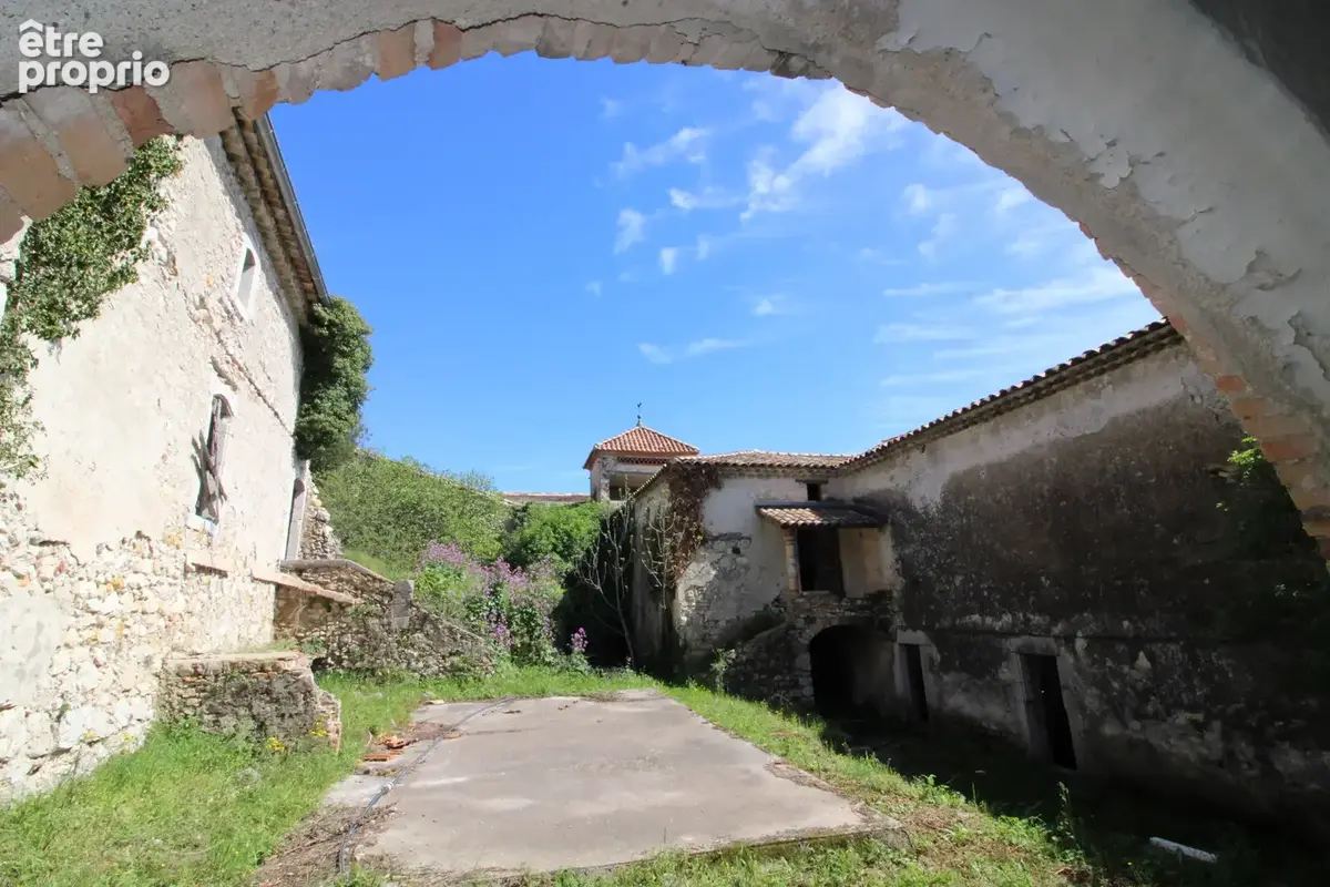 Mas de 2500 m2 sur 26 hectares. - photo 7