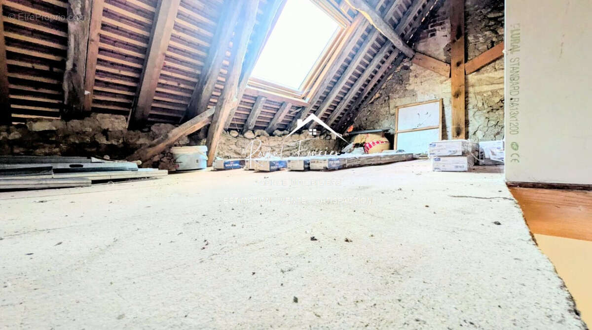 Etage à finir - Maison à YZEURES-SUR-CREUSE