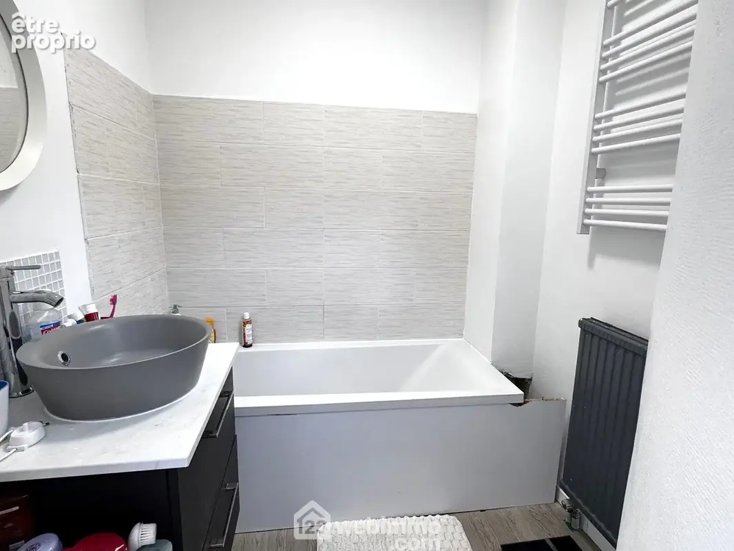 Voici la salle de bain