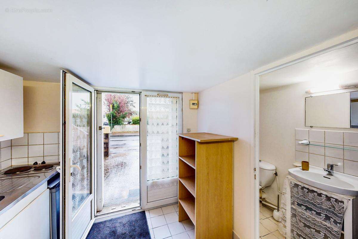 Immeuble de rapport à Saintes, 6 logements meublés, fort potentiel locatif - photo 4