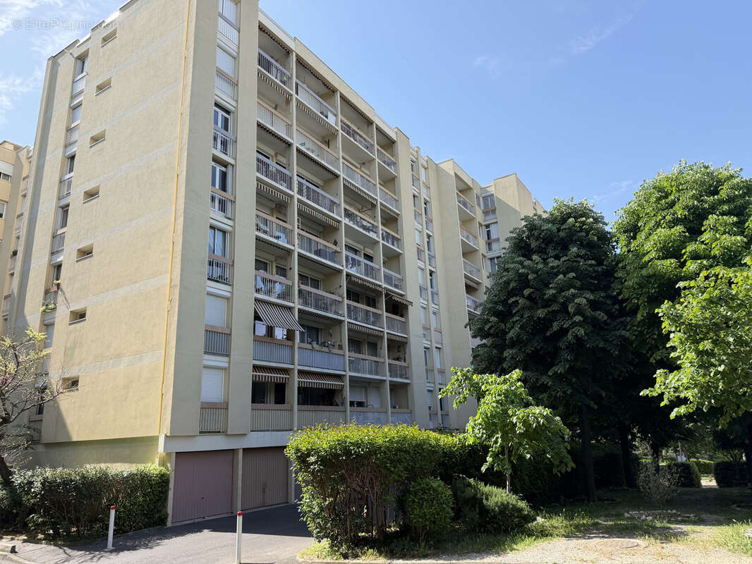 T4 traversant lumineux avec balcon champ fleuri 13014 - photo 14