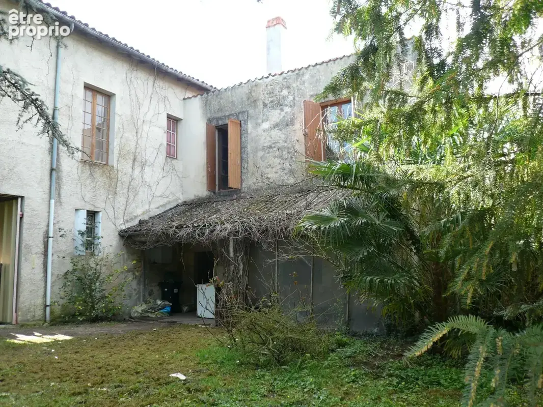  BURIE (17) A Vendre CORPS de FERME et Ses Nombreuses Dépendances  - photo 5