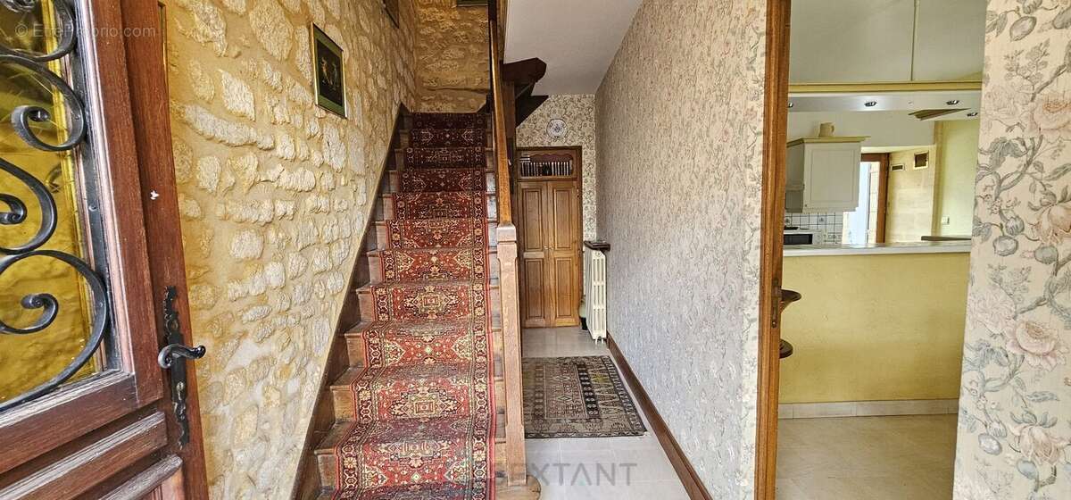 Rare à Domme  Maison de caractère avec 2 appartements, jardin, cave et grand garage - photo 12