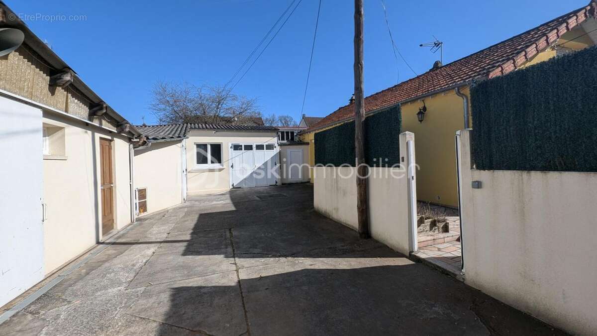Maison et locaux d'activités - photo 2