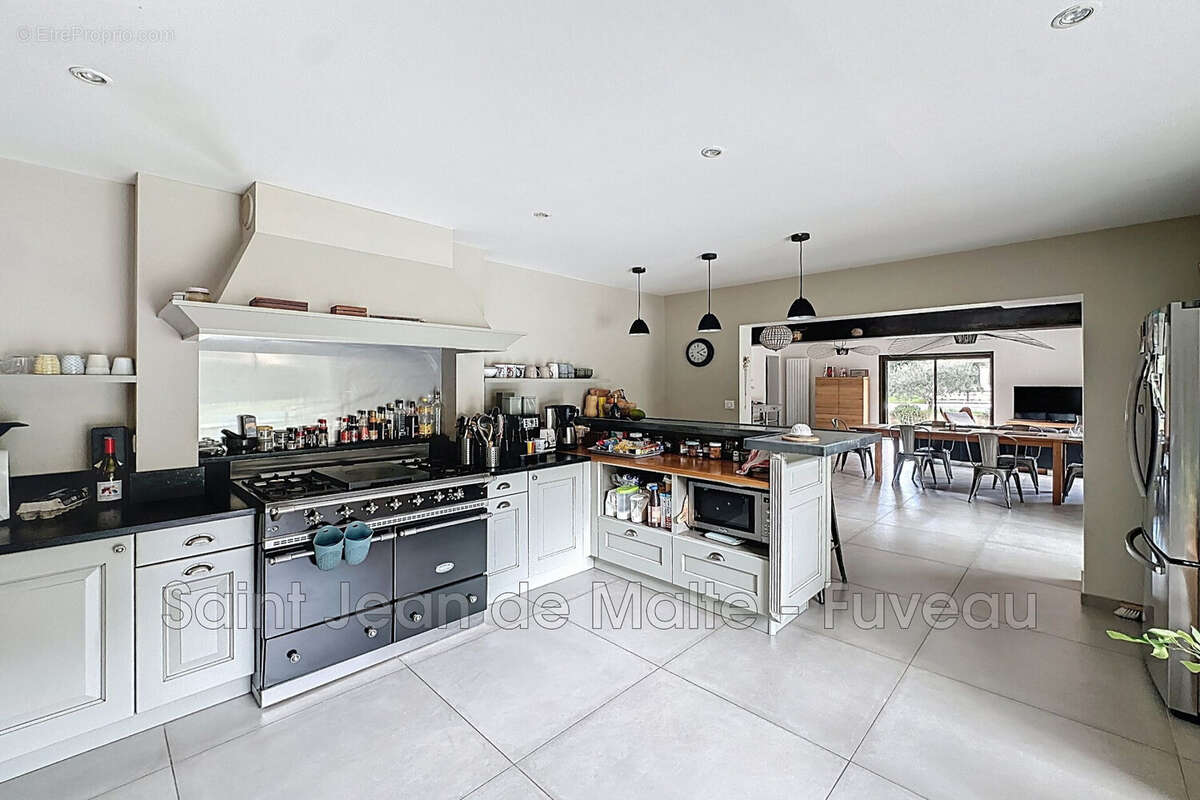 Maison à SIMIANE-COLLONGUE