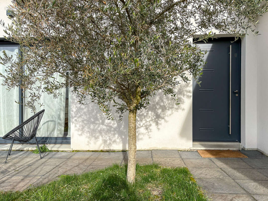 Maison à LES MARTRES-D'ARTIERE