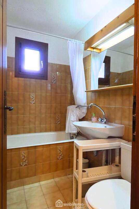 Une salle de bain complète le tout équipée d'un sèche-serviette.