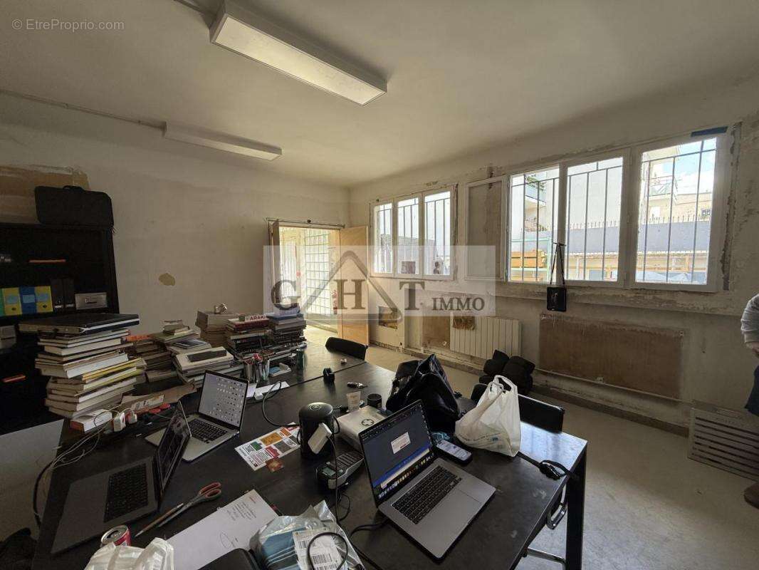 Local d'activités 800m2 a vendre SAINT DENIS - photo 10