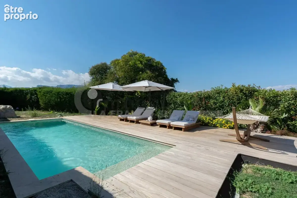 Appartement de 118m² avec piscine privative, terrasse, jardin et stationnements - photo 14