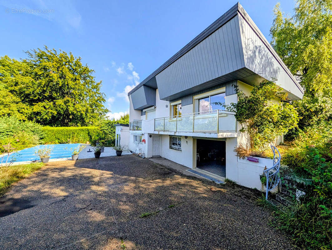 Maison à PUGNY-CHATENOD