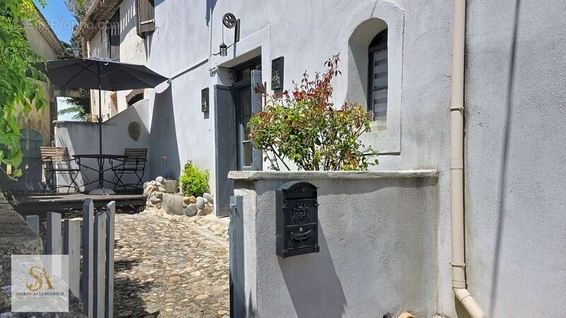 Maison de caractère en pierre, 3 chambres, jardin, terrasse et garage – Charme authentique au cœur d’un village calme entouré de - photo 2