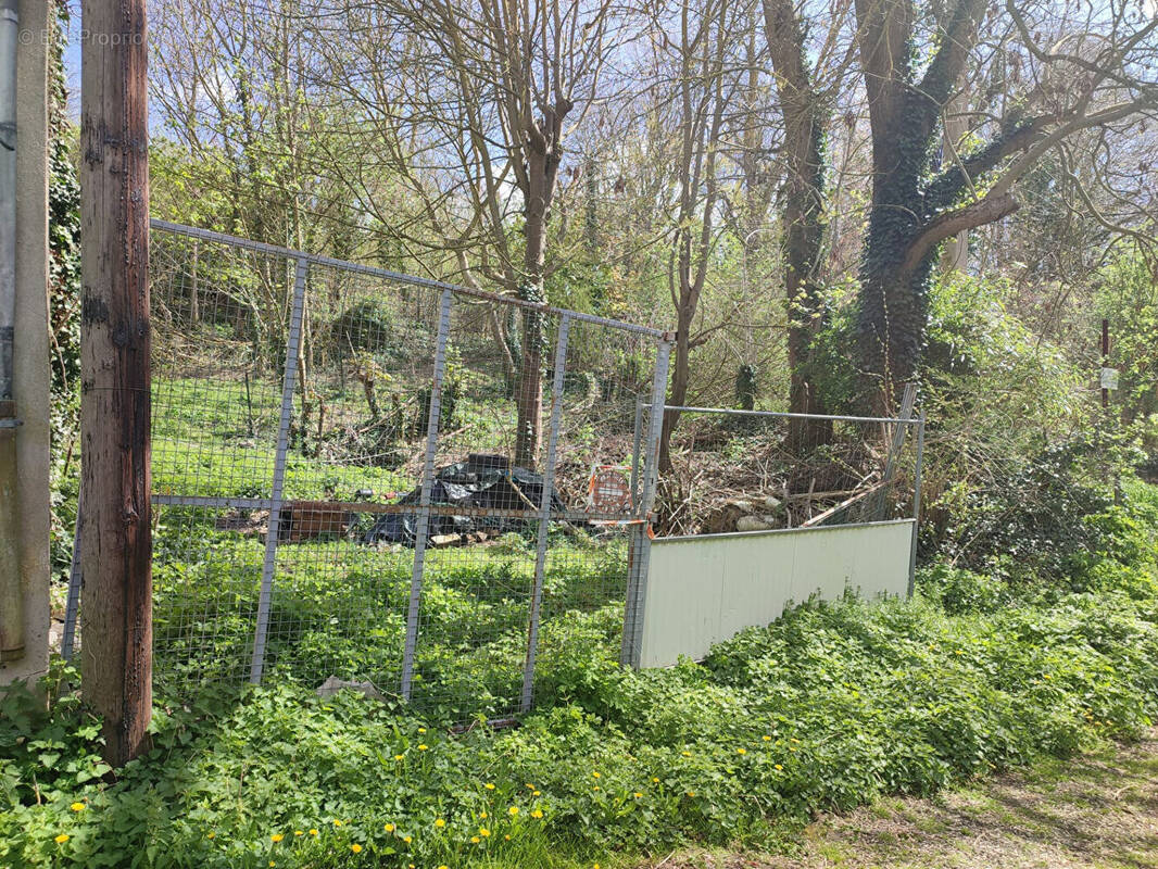 Terrain à JUZIERS