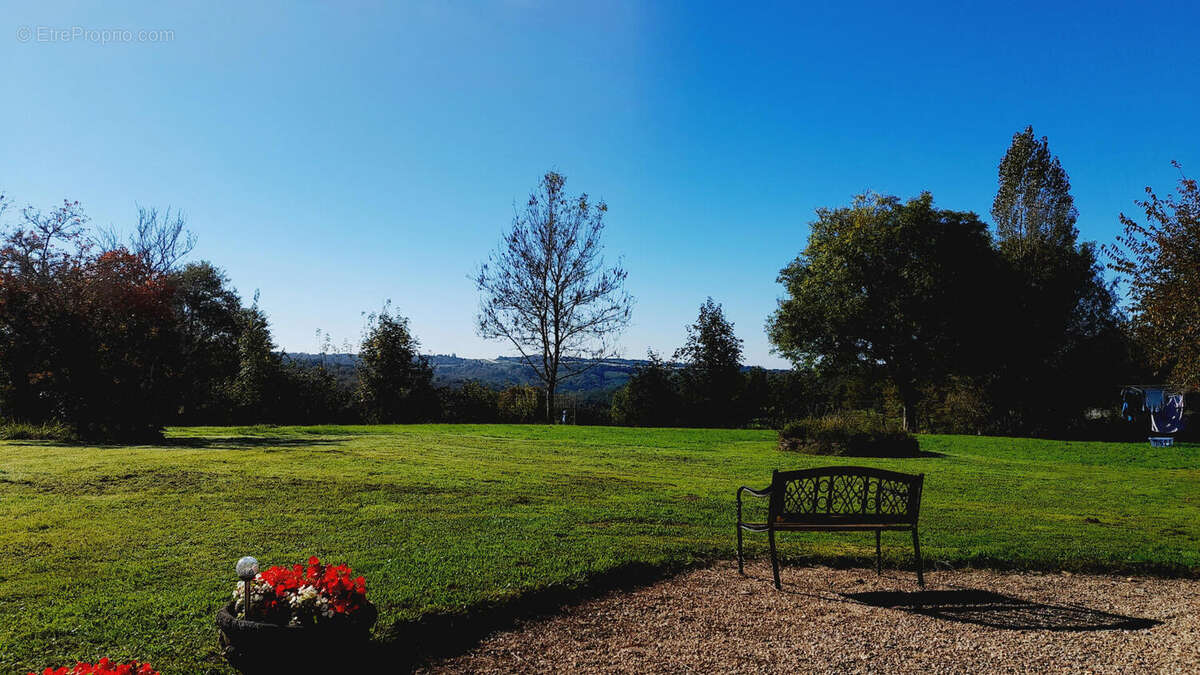 Le jardin - Maison à SAINT-PAUL-LA-ROCHE