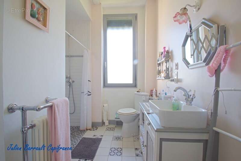 Maison familiale de 148m² avec 5 chambres entièrement rénovée en 2021 sur un terrain clos de 438m² - photo 9