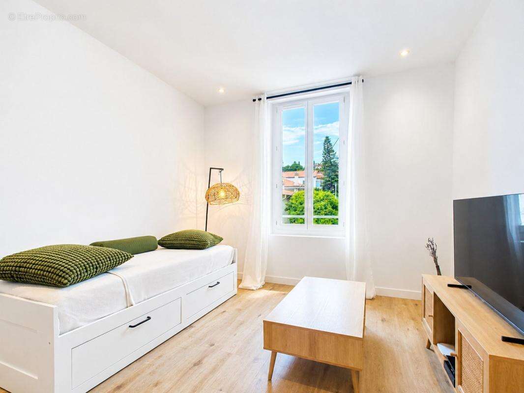 Appartement à SAINT-LAURENT-DU-VAR