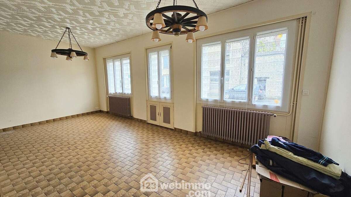 Une autre vue du séjour et son espace bar..