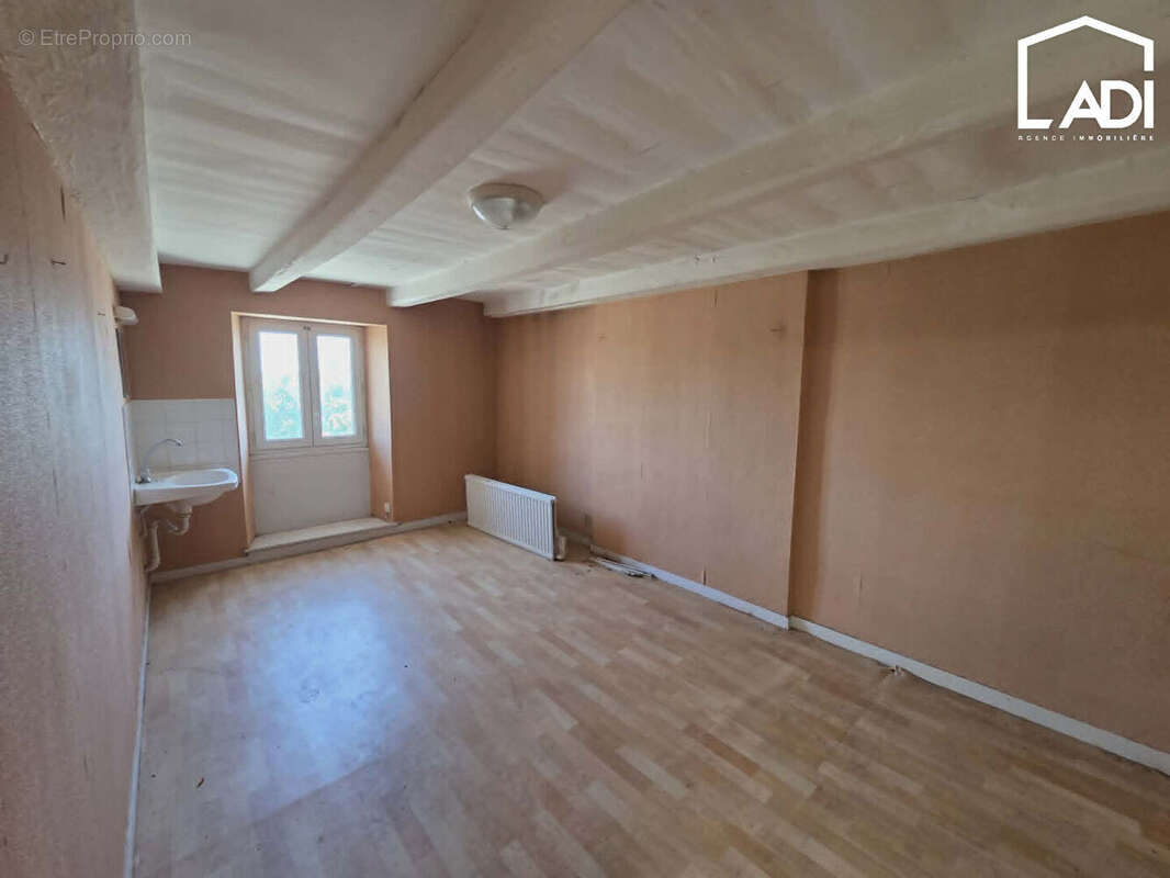 EXIREUIL ! Maison à rénover d'environ 100 m² habitables sans extérieur. - photo 7