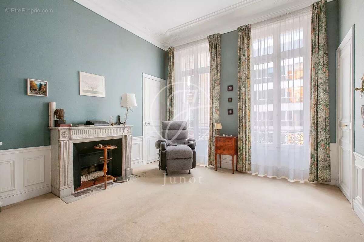 Appartement à PARIS-16E