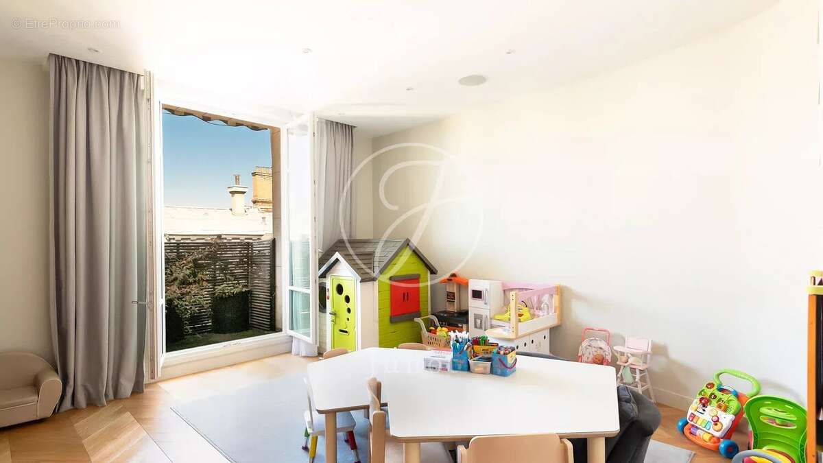 Appartement à PARIS-16E