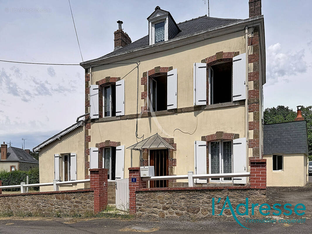 Maison Ernee 4 pièce(s) 95 m², terrain 868 m² - photo 1