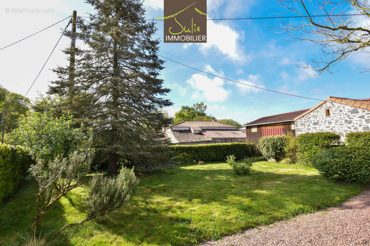 Maison à MONCOUTANT