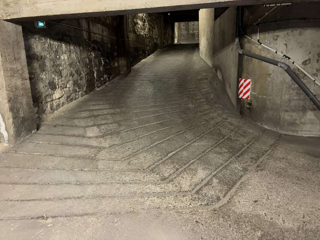 Parking à PARIS-16E