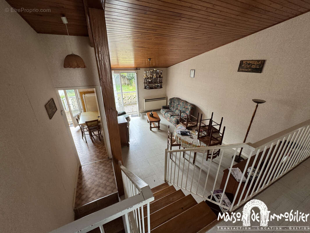 A vendre à COGNAC - Maison atypique de 4 pièces avec deux garages et jardin. - photo 4