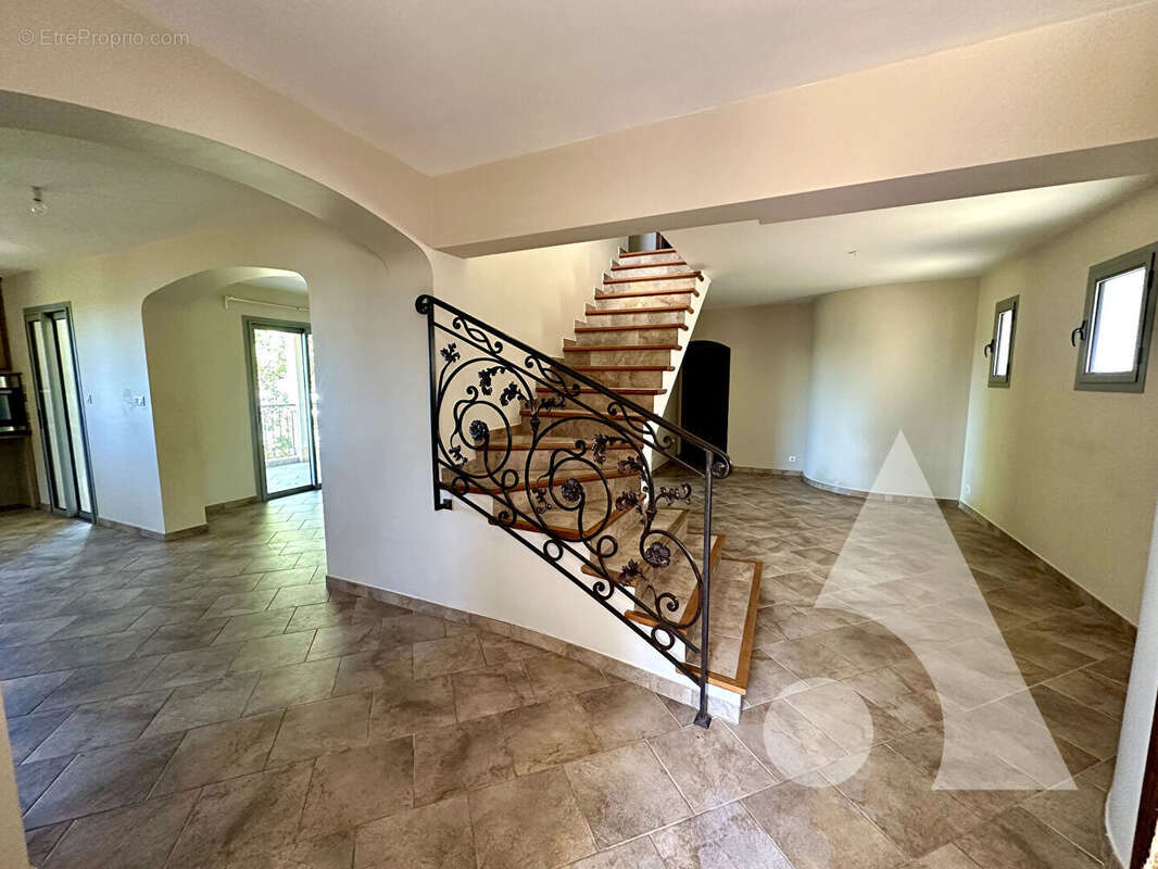 Villa de 224m² sur un terrain de  832 m² sur un terrain clos à Lorgues - photo 4