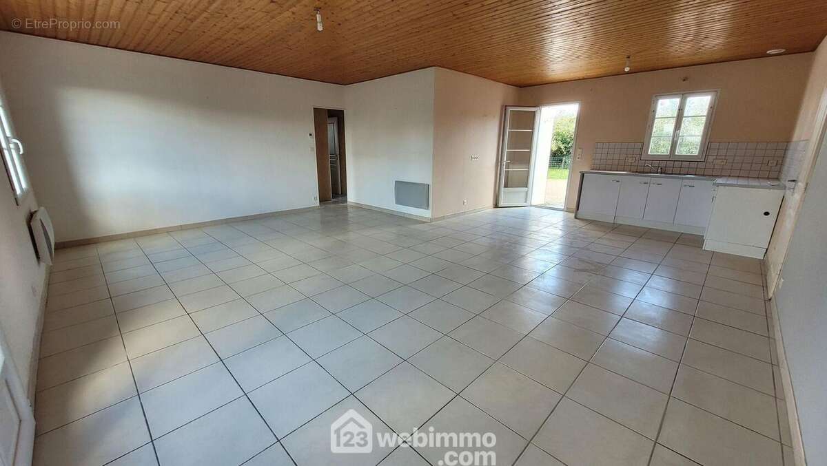 Une pièce de vie / cuisine lumineuse de 42m² - Maison à LE BERNARD