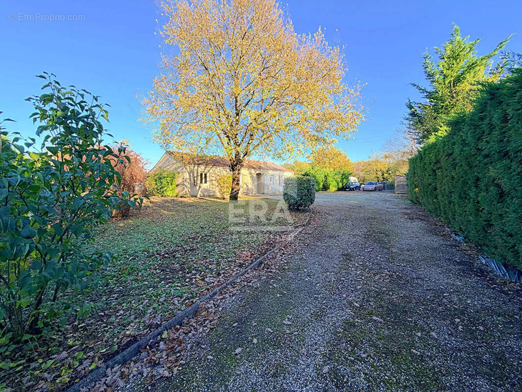 Maison à ROULLET-SAINT-ESTEPHE