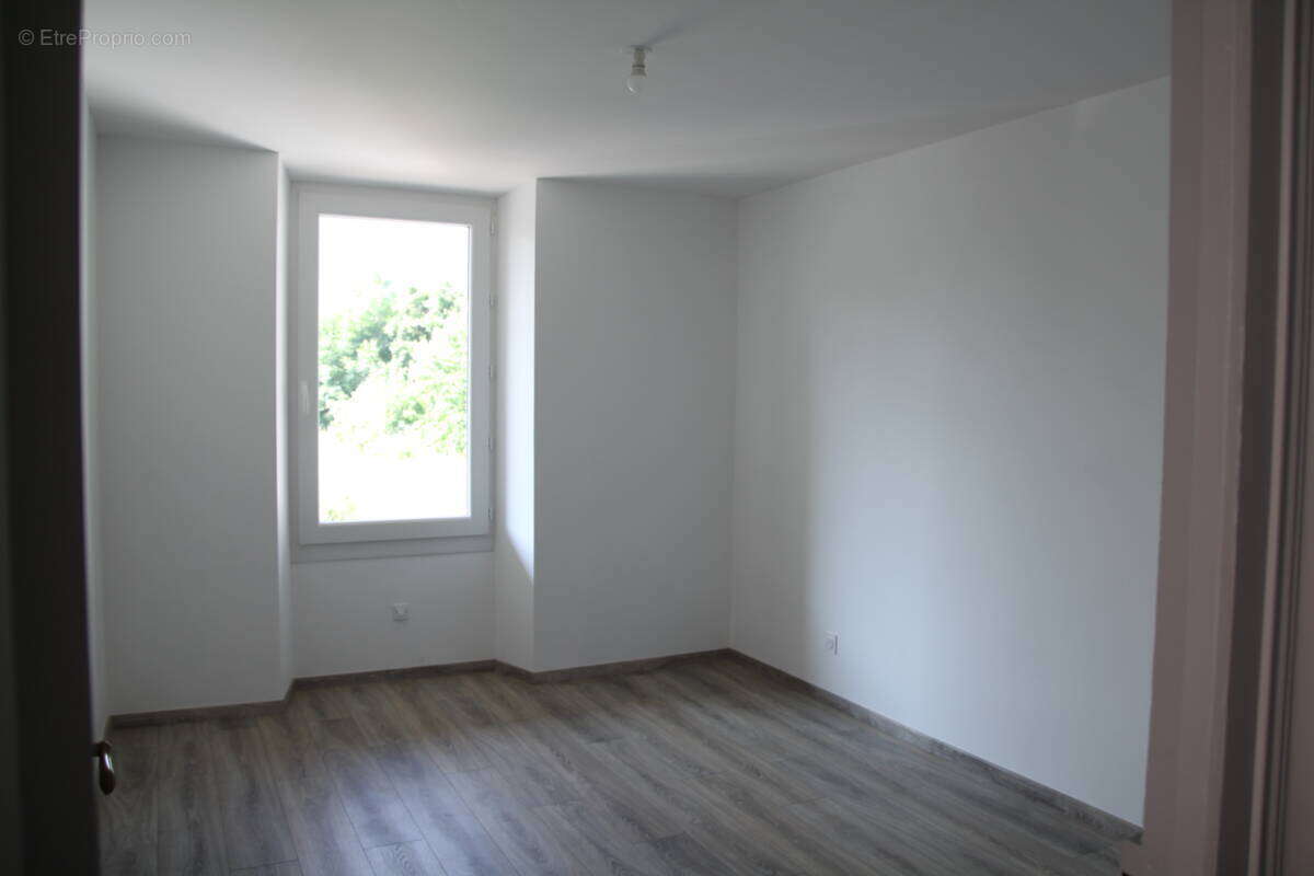 Appartement rénové T2 de 45m2, avec cave, parking et jardin à 05400 VEYNES - photo 5