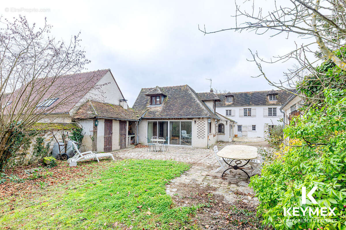 Maison bourgeoise 10  piéces,8 chanbres dont studio indépendant,dépendances sur 1615 M² de terrain plat - photo 3
