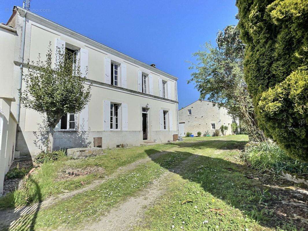 17250 - Maison La Vallée 5 pièce(s) 140 m2 + 120 m2 à finir de rénover - - photo 3