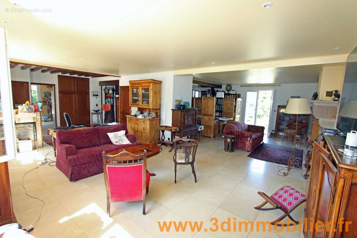 Maison 331 m² à Saint-Amour  - photo 4