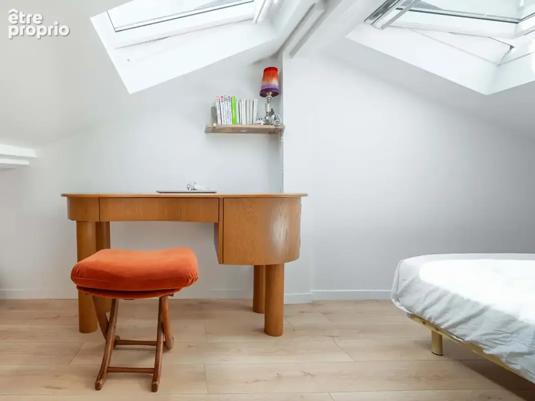 Comme une petite maison sous les toits  Triplex de caractère avec cheminée - photo 9