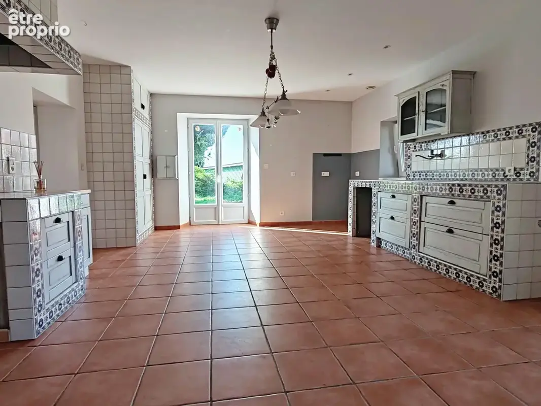 Corps de ferme 220 m2 et dépendances - photo 2