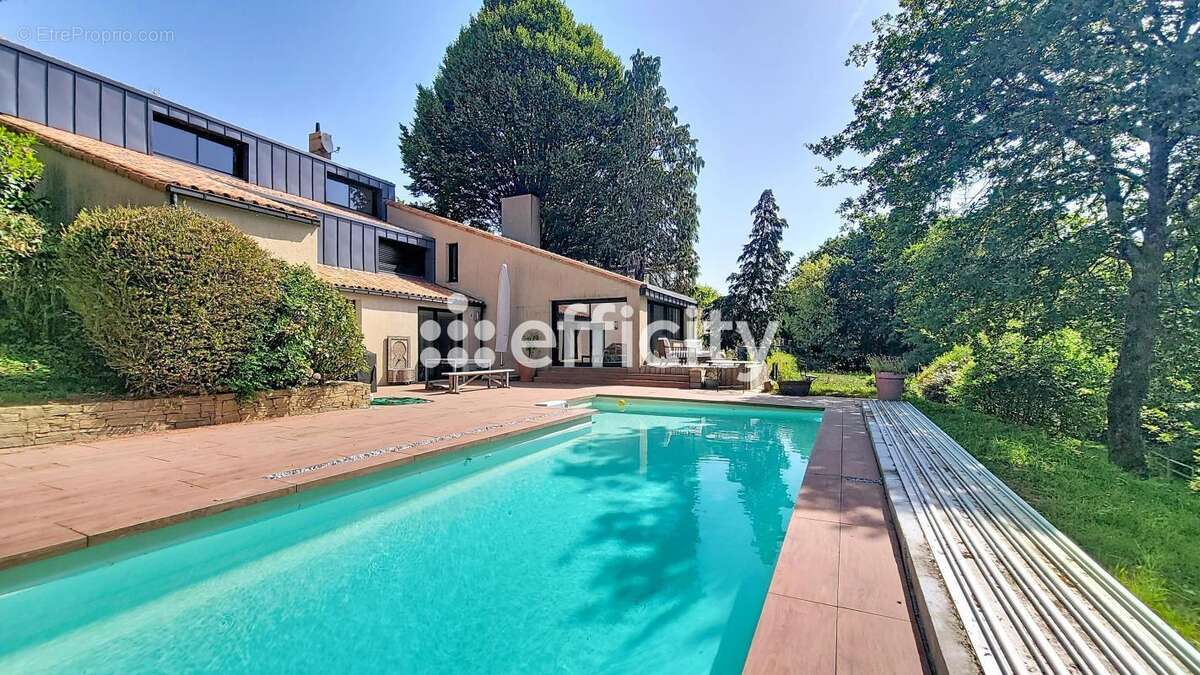 Maison 239 m² à Dompierre-Sur-Yon  - photo 2