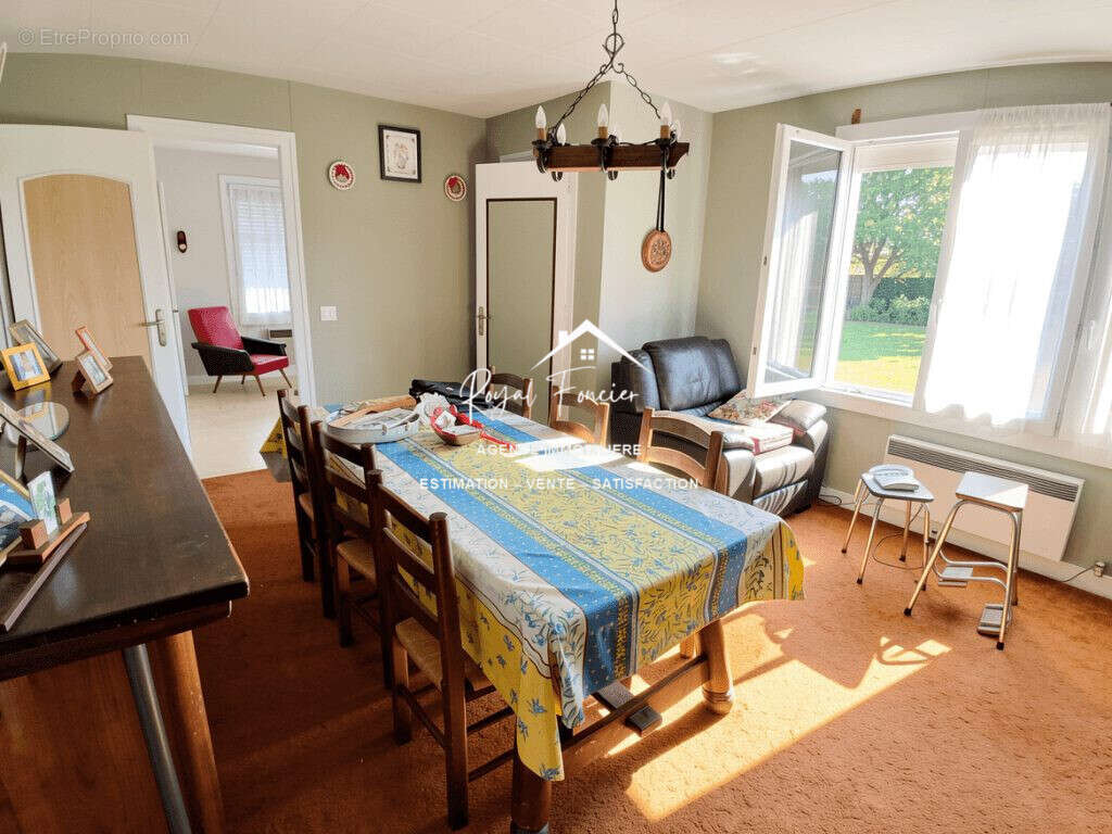 Séjour - Maison à LES ORMES