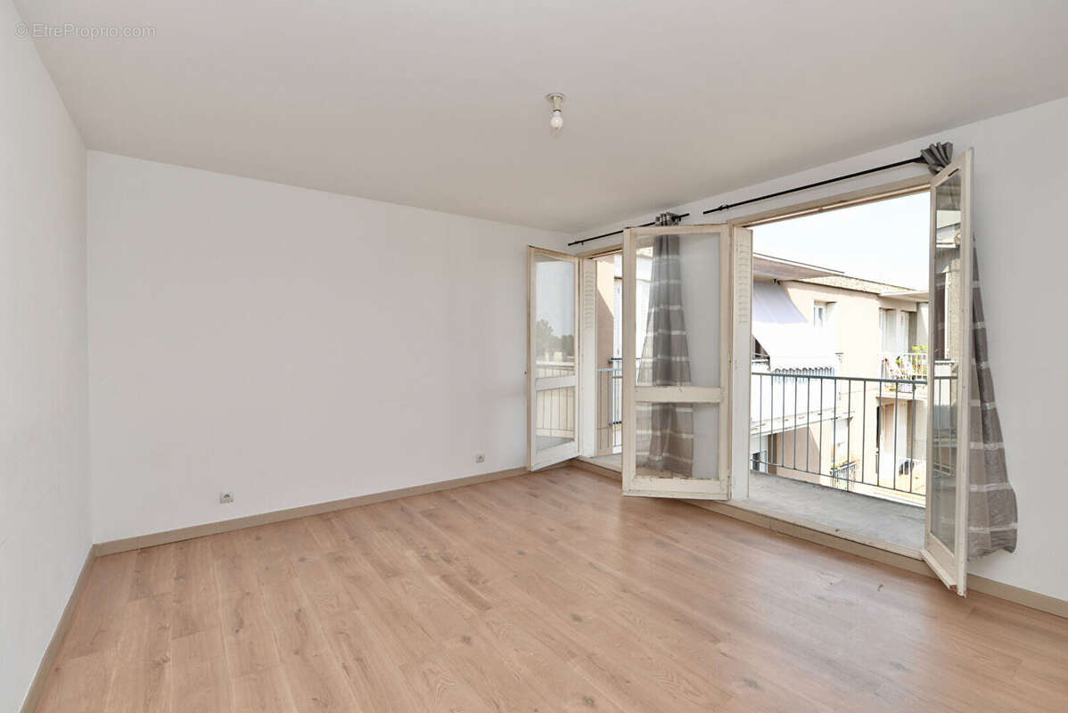 Appartement 3 pièces de 73 m²  - Balcon, parking et cave - Amouroux - photo 4