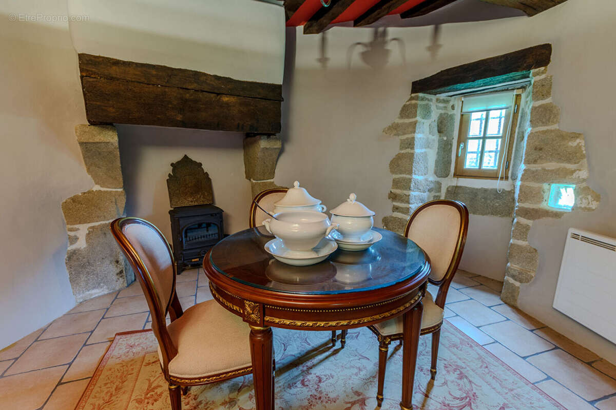 Mayenne : Manoir fortifié de 4 chambres avec dépendance, granges, boulangerie et enclos. - photo 6