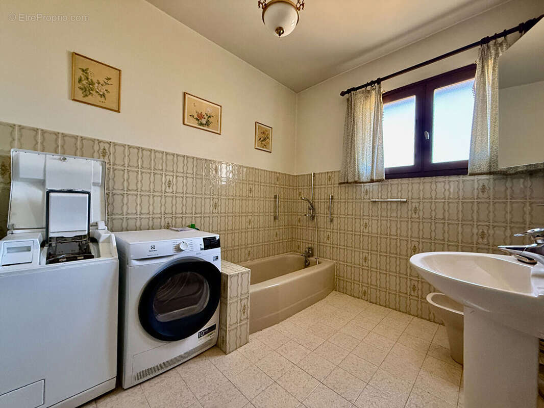 Maison Bagnols Sur Ceze - 9 pièces - 264 m² - photo 15