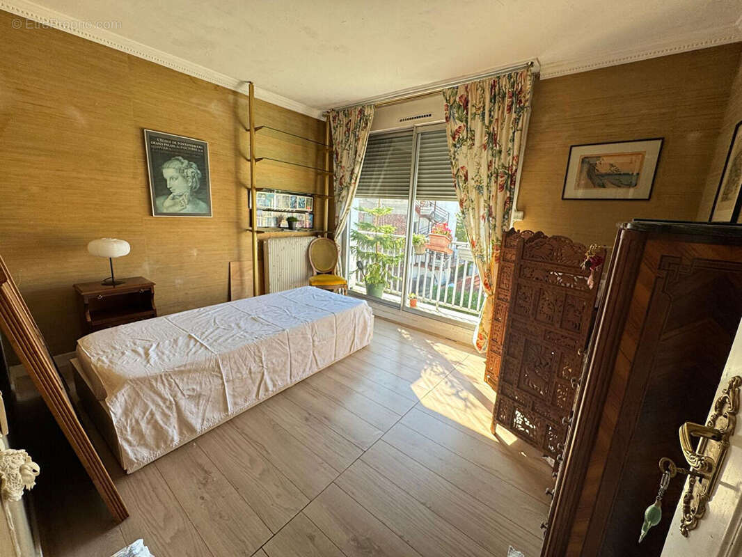 Appartement à COURBEVOIE