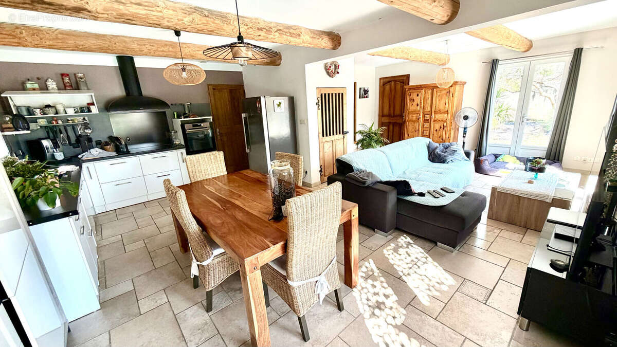 Villa avec piscine sur 444 m² de jardin clos et arboré, calme et résidentiel. - photo 3
