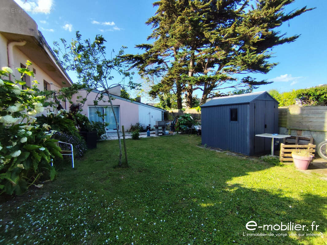 Jardin - Terrasse et garage - Maison à GROIX
