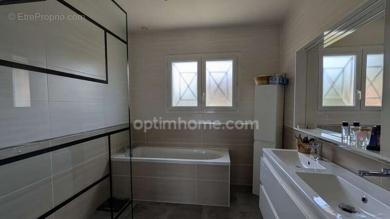 Maison familiale 127m² - 4 chambres - Terrain 1200m² - Piscine - photo 6